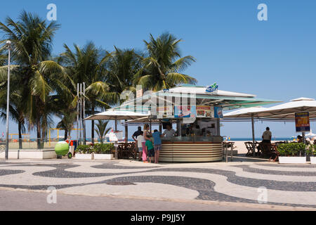 Kiosk am Strand von Copacabana, Rio de Janeiro, Brasilien Stockfoto