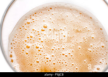 Bier Schaum, die Draufsicht, in ein Bierglas auf weißem Hintergrund Stockfoto