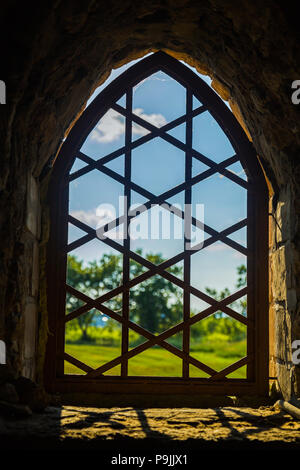 Alte Fenster mit Metallgitter auf einem verlassenen Gebäude Stockfoto
