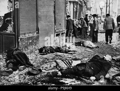 Spanischer Bürgerkrieg 1936-39. Madrid, Madrid Leichen in den Straßen, die nach einem Luftangriff, Februar 1937. Stockfoto