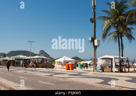 Kiosk am Strand von Copacabana, Rio de Janeiro, Brasilien Stockfoto