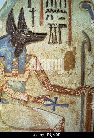 Detail des Gottes Anubis in einem vertrauten Stele aus einer Kapelle der Anbetung. Stockfoto