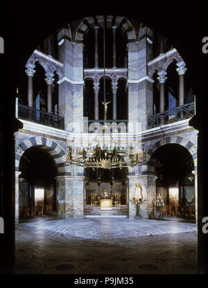 Pfalzkapelle Karls des Großen, im Innern der Achteck mit dem Hauptaltar. Stockfoto