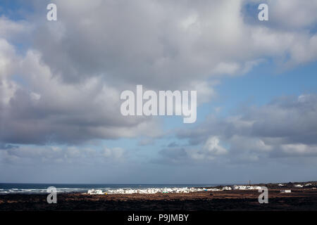 Dramatische Himmel über das Meer und auf die Stadt auf Lanzarote Insel. Reiseziel Stockfoto