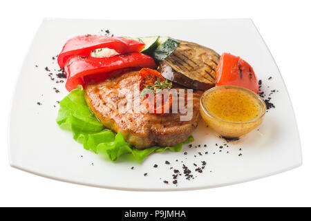 Saftig gegrilltem Schweinefleisch mit Gemüse auf einem weißen Hintergrund, isolat Stockfoto