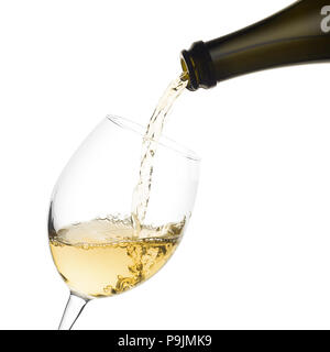 Weißwein gegossen aus Flasche in Glas Wein auf weißem backgro Stockfoto