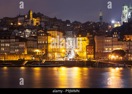 Nacht Stadtbild mit Reflexion der Lichter im Wasser, Porto, Portugal. Reisen Hintergrund Stockfoto