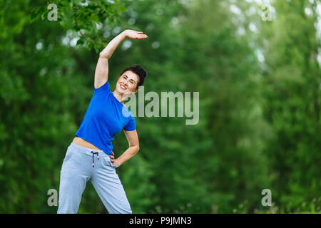 Ältere Frau Trainieren in Park. Ältere weibliche tun Fitness Übungen im Freien. Gesunden Lebensstil Konzept. Copyspace. Stockfoto