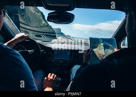 Reisende Freunde Auto auf dem Berg Straße und mit Karte auf Roadtrip. Ferienhäuser Konzept Stockfoto