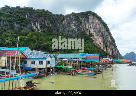 Panyee Insel in der Phang Nga Bay, ist eine schwimmende Fischerdorf, die Menschen hier mehr als 200 Jahre bleiben. Stockfoto