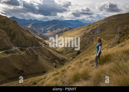 Weibliche Wanderer nach unten in Richtung Skippers Canyon, Queenstown, Otago, Südinsel, Neuseeland