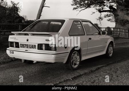 Ford Escort MK4 RS Turbo - in Diamant weißer Lackierung Rückansicht gezeigt Stockfoto