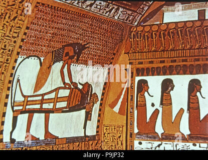 Gott Anubis mummifying eines Verstorbenen, Fresko im Grab des Sennutem. Stockfoto