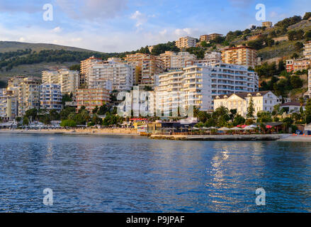 Strand und Strandpromenade, Saranda, Saranda, qark Vlora, Ionisches Meer, Albanien Stockfoto