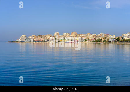 Blick auf die Stadt mit dem Fährhafen, Saranda, Saranda, qark Vlora, Ionisches Meer, Albanien Stockfoto