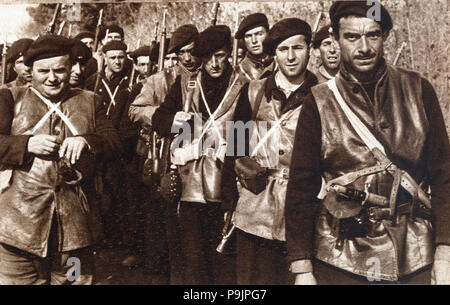 Spanischer Bürgerkrieg, 1936-39. Gruppe des antifaschistischen Kämpfer der Internationalen Brigaden bei … Stockfoto