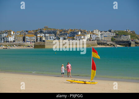 Paar mittleren Alters zu Fuß entlang der Küste, Hände auf Porthminster Beach in St Ives, Cornwall Stockfoto