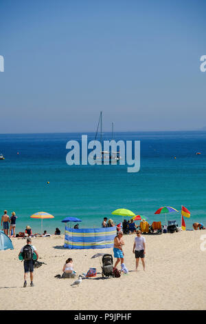 Urlauber auf Porthminster Beach, St Ives im Sommer. Stockfoto