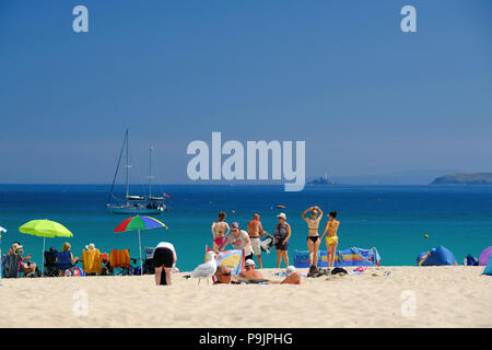 Urlauber auf Porthminster Beach, St Ives im Sommer. Stockfoto