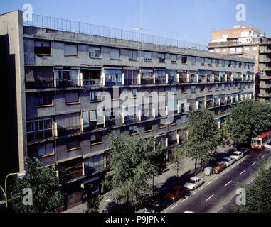 Fassade des Block House (1934-1936), an der Straße Torras i Bages im Bezirk San… Stockfoto