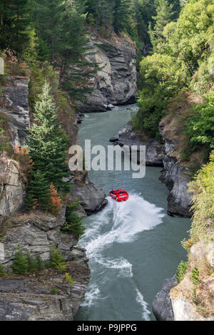 Mit dem Schnellboot in die Schlucht des Shotover River, Queenstown, Otago, Südinsel, Neuseeland Stockfoto