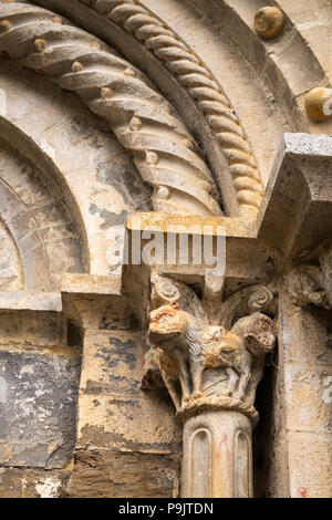 Detail der steinbildhauerei an der Tür Bogen der Kirche aus dem 11. Jahrhundert von Sant Cristobel im Dorf Zeugen, Pyrenäen, Katalonien, Spanien Stockfoto