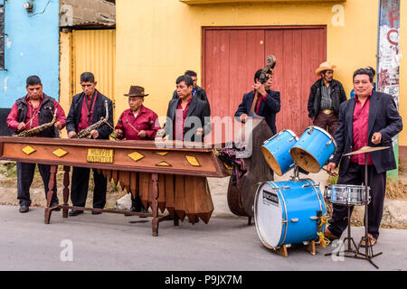Parramos, Guatemala - Dezember 28, 2016: Marimba Band spielt in der Straße im Dorf in der Nähe von spanische Kolonialstadt & UNESCO-Weltkulturerbe von Antigua. Stockfoto