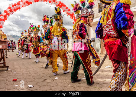 Parramos, Guatemala - Dezember 29, 2016: Traditionelle Volkstänzer in Masken & Kostüme Tanz der Mauren und Christen im Dorf in der Nähe von Antigua. Stockfoto