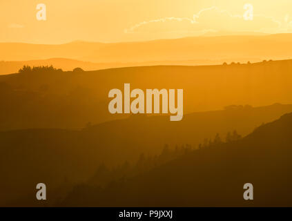 Sonnenuntergang über dem Shropshire und Powys Grenze, von Linley Hügel gesehen. Stockfoto