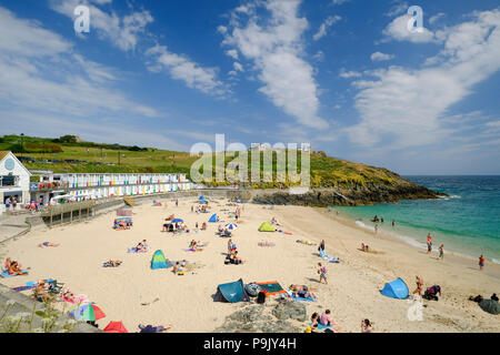 Menschen entspannend auf Porthgwidden Strand im Sommer, St Ives, Cornwall Stockfoto