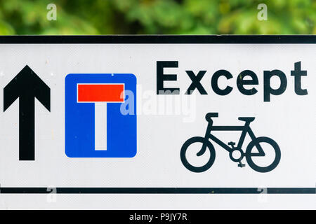 Schild zeigt an, dass kein Eintrag für Fahrzeuge außer Fahrräder Stockfoto