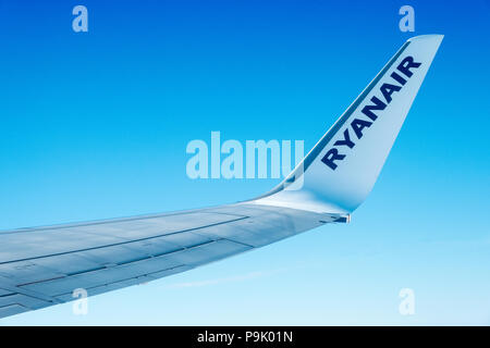 Ryanair Flugzeugflügel und blauer Himmel Stockfoto
