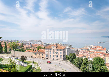 Europa, Italien, Triest. Schöne ciyscape - Panoramablick von Castello di San Giusto in Triest, Adria. Stockfoto