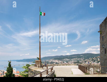 Europa, Italien, Triest. Schönen Himmel über Triest. Die Bucht von Triest Panoramablick mit italienische Nationalflagge, Aussichtspunkt Terrasse an San Giusto Castle. Stockfoto