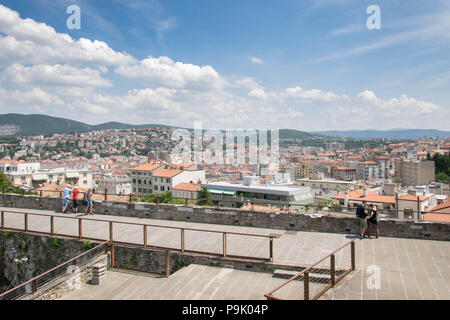 Europa, Italien, Triest - malerisches Stadtbild, Panoramaaussicht aus Sicht Terrasse an Burgmauern, Castello di San Giusto Stockfoto