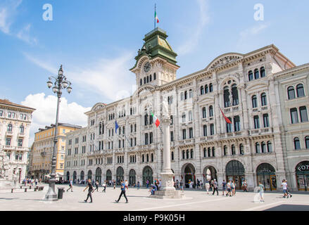 Europa, Italien, Triest - Piazza Unita d'Italia bei sonnigen Tag mit schönen blauen Himmel. Stockfoto