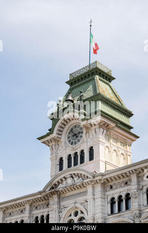 Europa, Italien, Triest - Piazza Unita d'Italia - Rathaus Clock Tower, Quartal Glocke mit Bronzefigur und nationalen italienischen Flagge Stockfoto