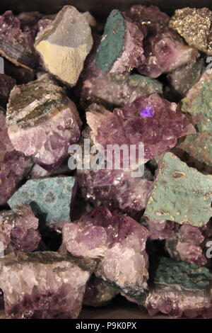 Lila rock im Raw im Geschenkeladen auf das Children's Museum in Indianapolis, Indiana. Stockfoto