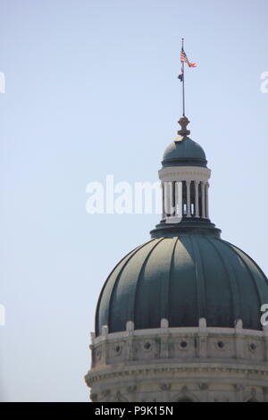 Indiana State Capitol Gebäude wie aus dem Monument Circle in Indianapolis, Indiana, gesehen. Stockfoto