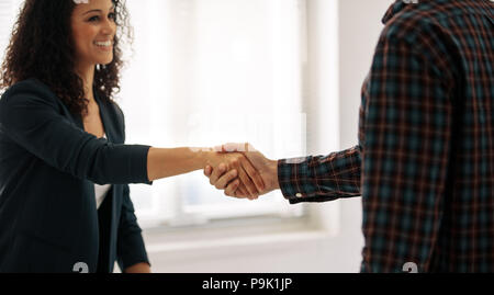 Nahaufnahme von Geschäftspartnern treffen im Büro die Hände schütteln. Frau Unternehmer in formelle Kleidung Gruß ein Geschäftsmann im Amt. Stockfoto