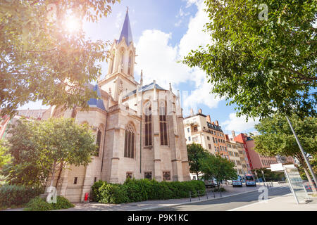 Fassade des berühmten St. George Kirche in Vieux Lyon, Frankreich Stockfoto