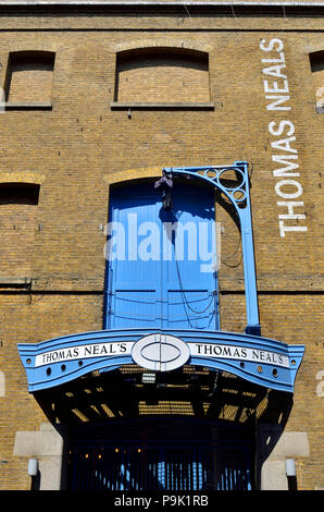 Thomas Neal's Center - umgebautes Lagerhaus Gehäuse Designer Outlets in Earlham Street, Covent Garden, London, England, UK. Fassade Stockfoto