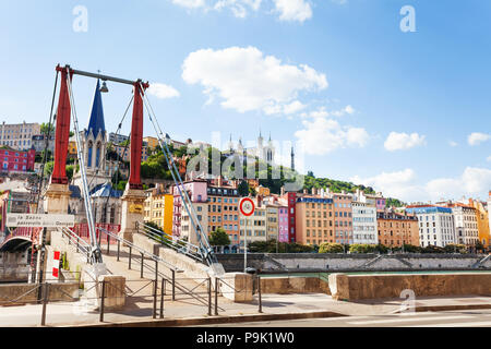 Malerischer Blick auf berühmte St. George Bezirk mit Steg, Kirche und bunte Häuser auf der Saone river Embankment, Lyon Stockfoto