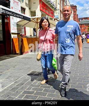 Chinesische Paar in Gerrard Street, Chinatown, London, England, UK. Stockfoto