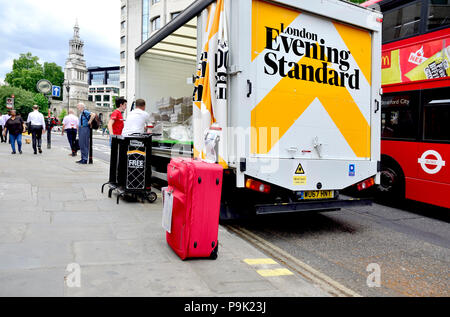 London Evening Standard (Zeitung) van Entladen in der Nähe von St Paul's Cathedral, London, England, UK. Stockfoto
