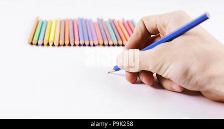 Closeup. Woman's Hand zeichnet ein blauer Stift auf ein weißes Blatt pap Stockfoto