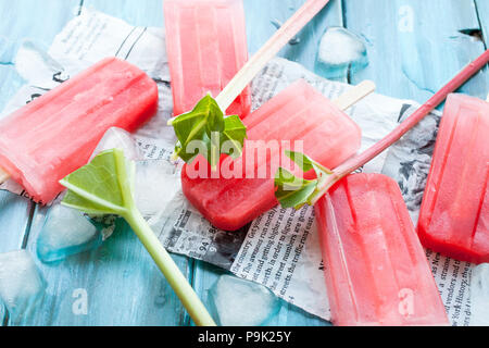 Erfrischendes Eis am Stiel aus hausgemachten Rhabarber Saft aus Stockfoto
