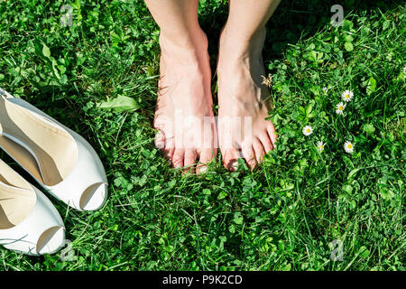 Barfuß Braut auf Gras im Sommer Stockfoto