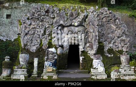 Goa Gajah ist ein Tourismus Spot, der in der Nähe von Ubud, Bali, Indonesien befindet. Es wird geglaubt, gebaut als Ort für Hinduismus spirituelle medittation zu haben, Stockfoto