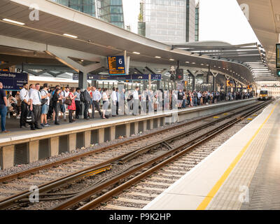 Pendler auf der Plattform Bahnhof London Bridge, Großbritannien Stockfoto